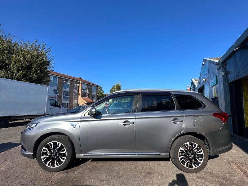 Mitsubishi Outlander view 4