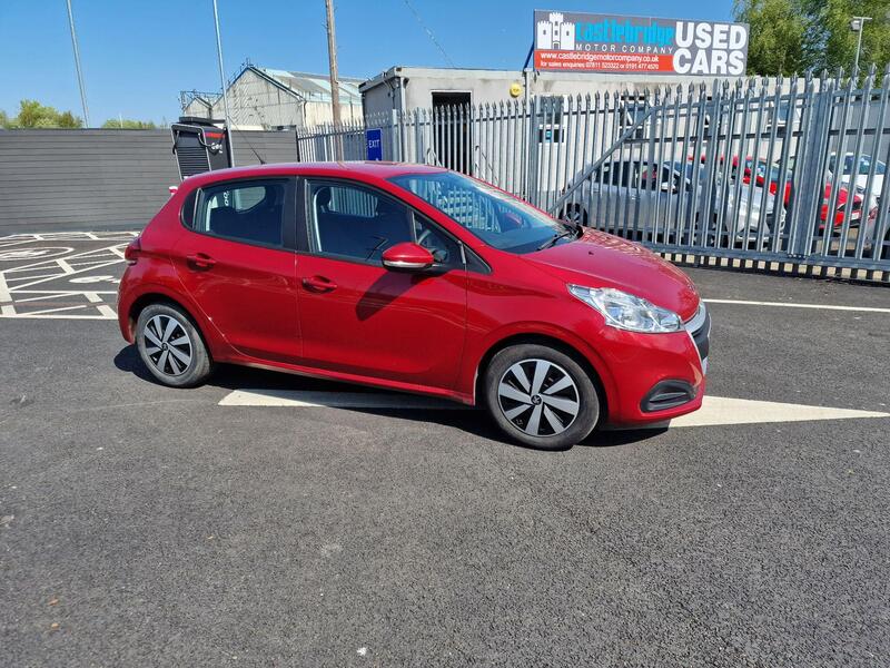 Peugeot 208 view 5