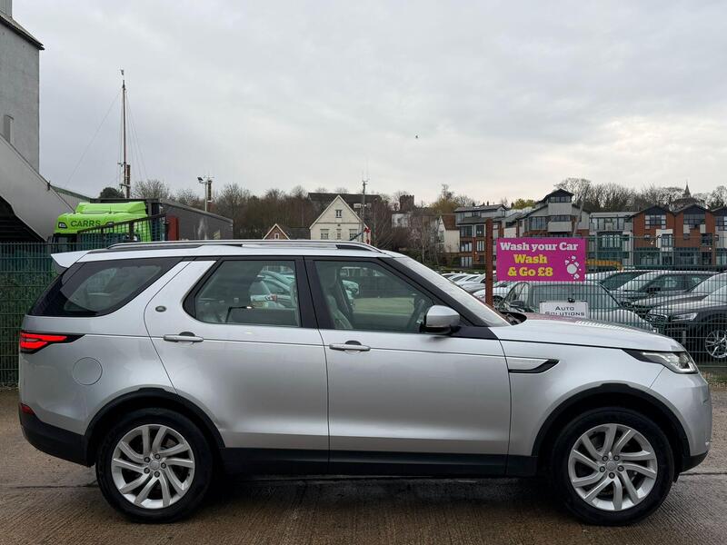 Land Rover Discovery view 3