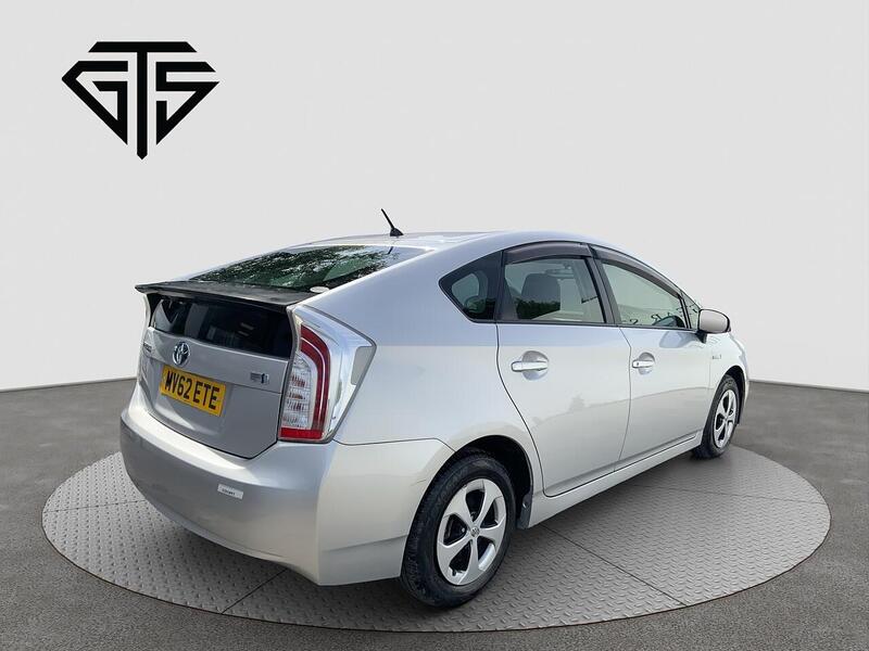 Toyota Prius view 3