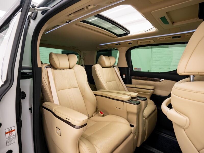 Toyota Alphard view 3