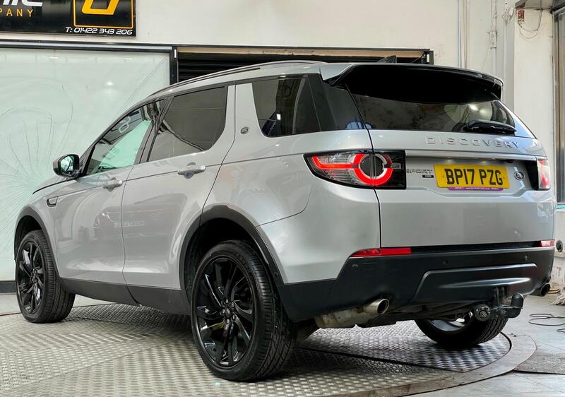 Land Rover Discovery Sport view 3