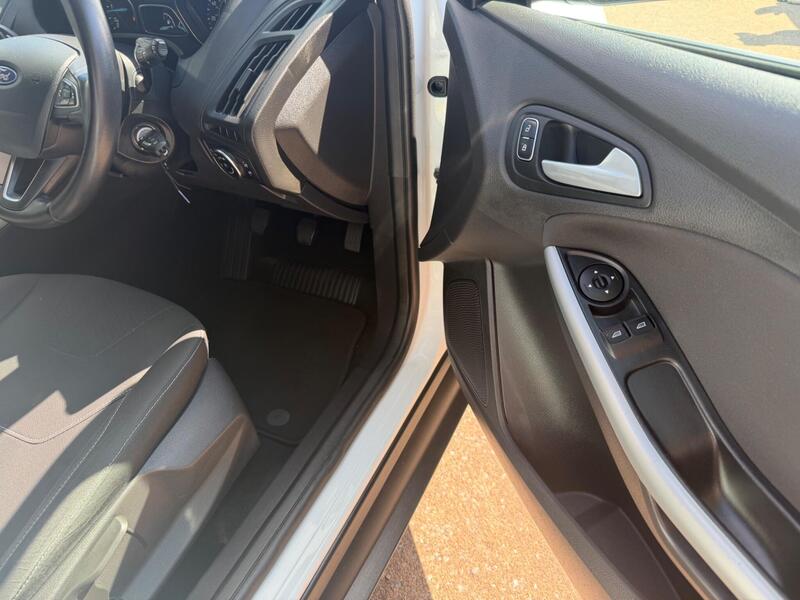 Ford Focus view 6