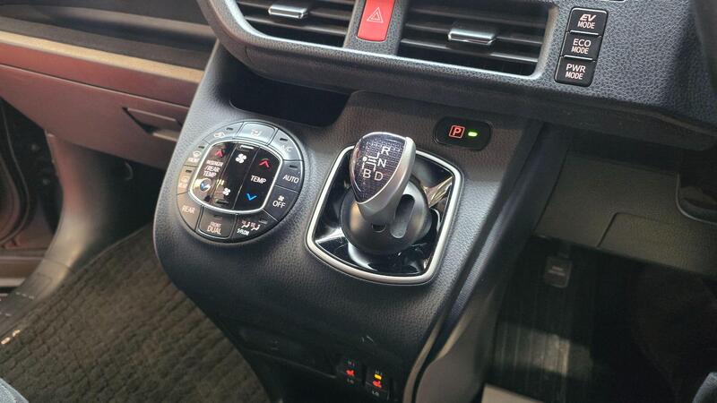 Toyota Voxy view 6