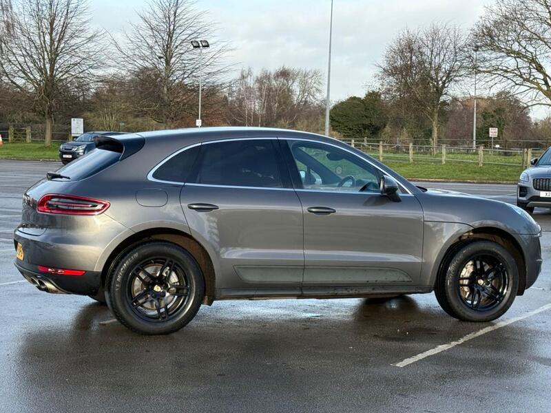 Porsche Macan view 4