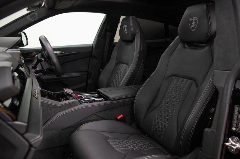 Lamborghini Urus view 4