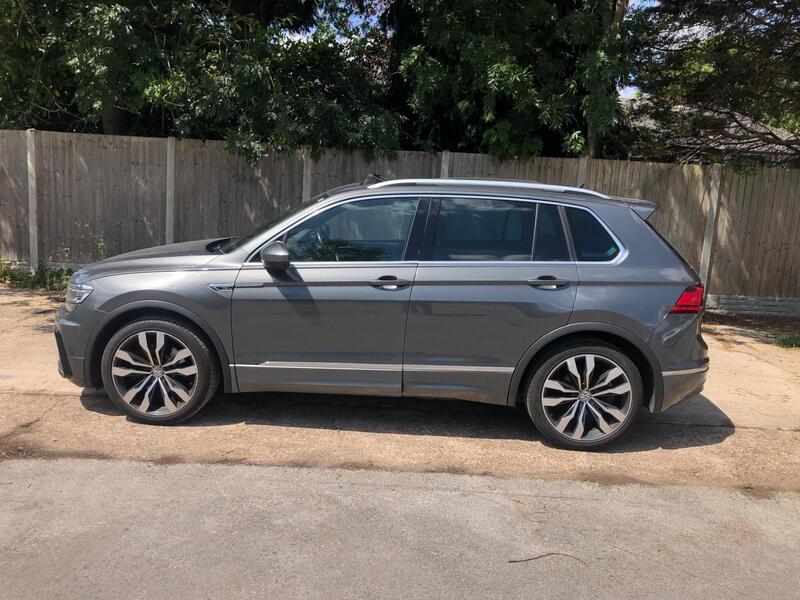 Volkswagen Tiguan view 3