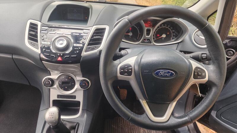 2012 Ford Fiesta — photo 23