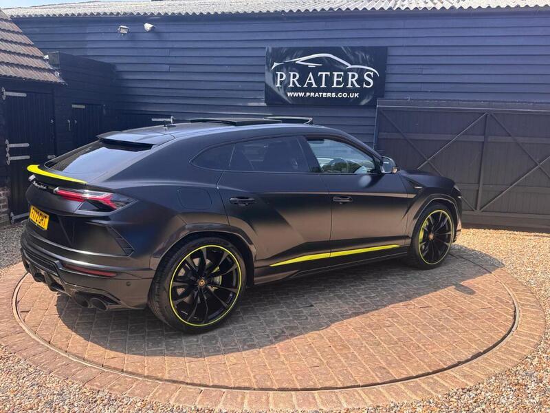 Lamborghini Urus view 3