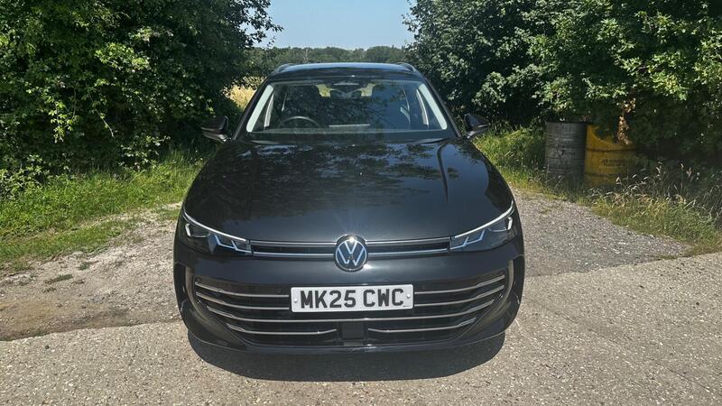 2025 Volkswagen Passat — photo 2