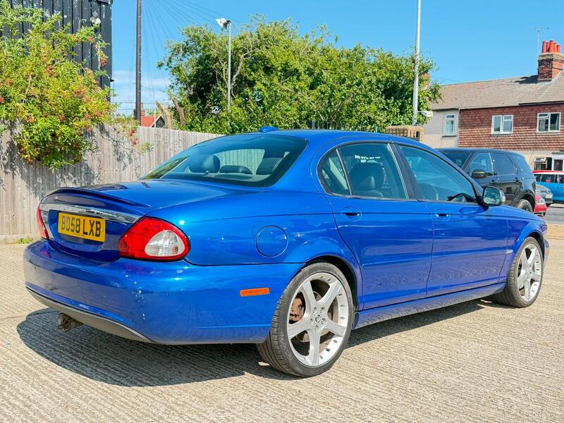 Jaguar X-Type view 3