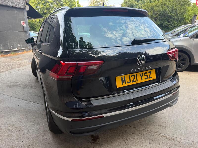 Volkswagen Tiguan view 4