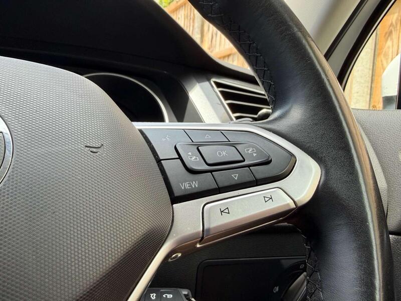 Volkswagen Tiguan view 3
