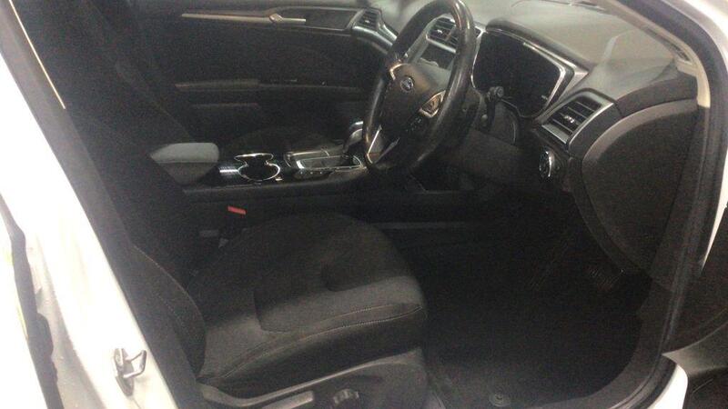 Ford Mondeo view 3