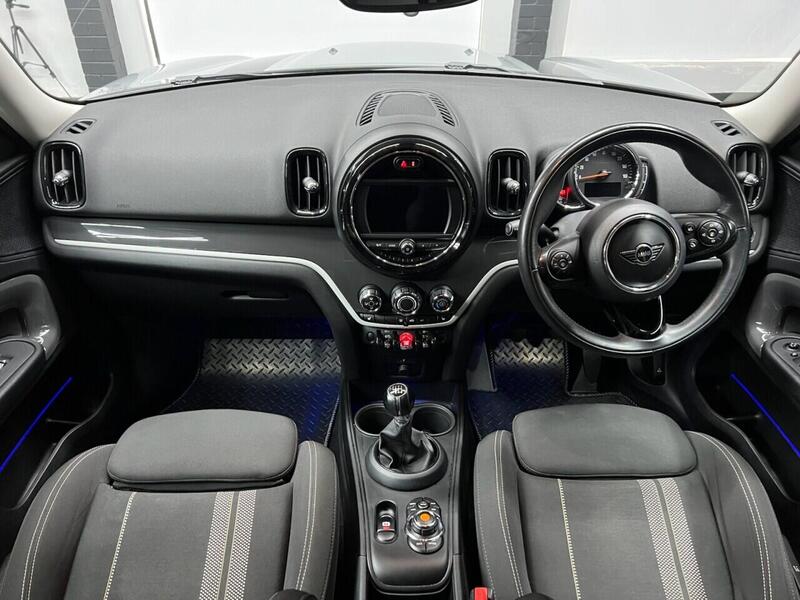 Mini Countryman view 2