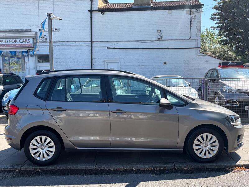 Volkswagen Golf SV view 2