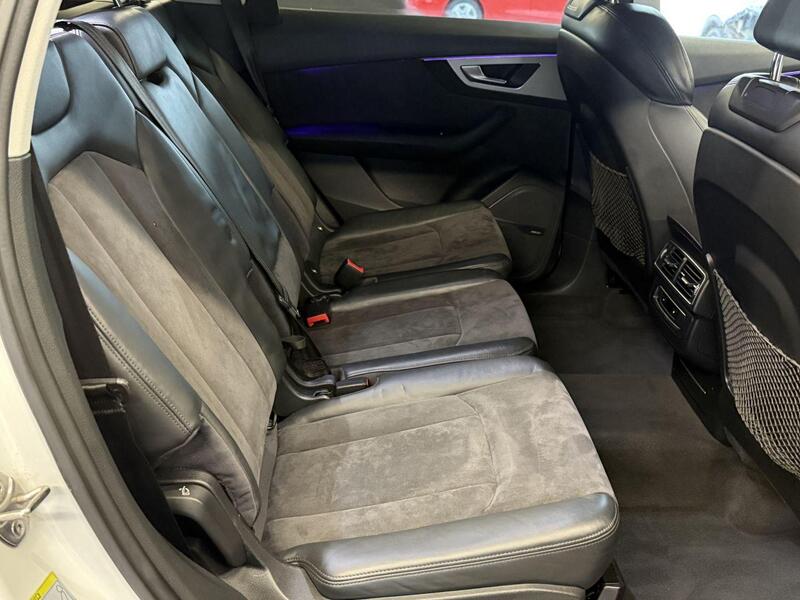 Audi Q7 view 16
