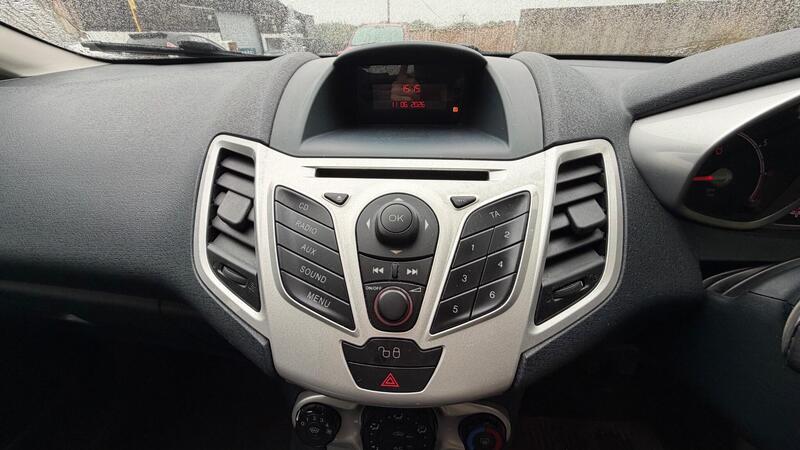 2012 Ford Fiesta — photo 9