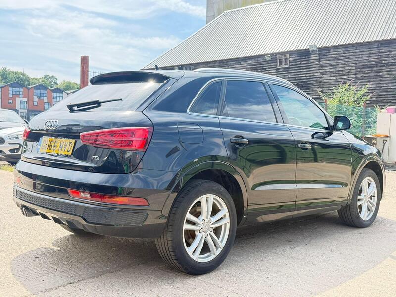 Audi Q3 view 3