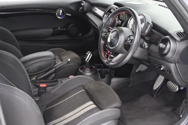 2019 MINI Hatch in Blue — image 14 of 71