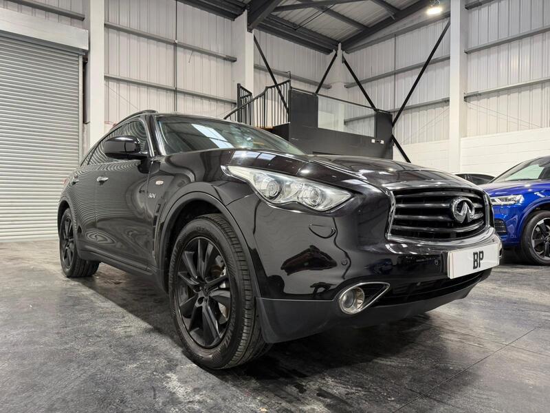 Infiniti QX70 view 4