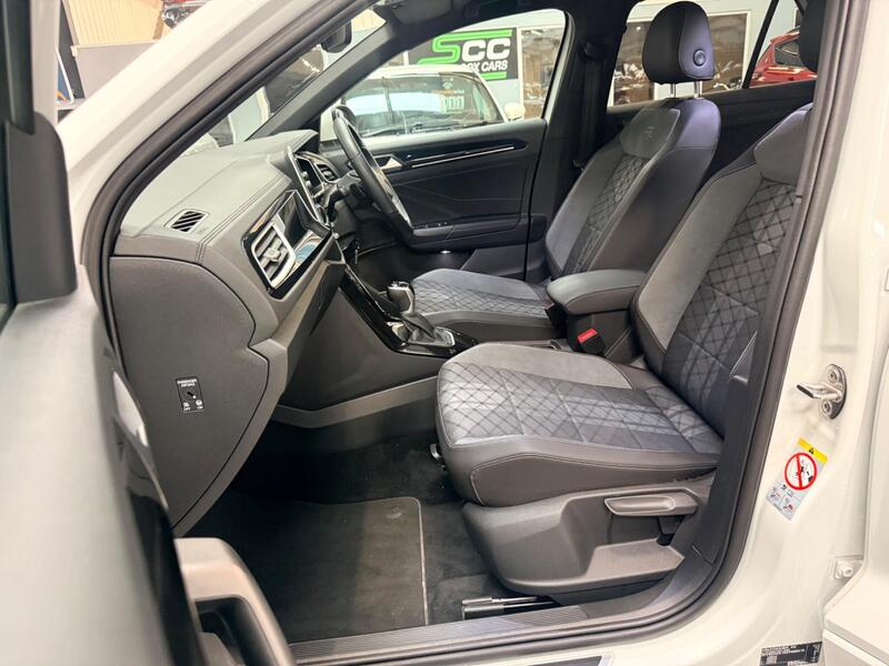 Volkswagen T-Roc view 4