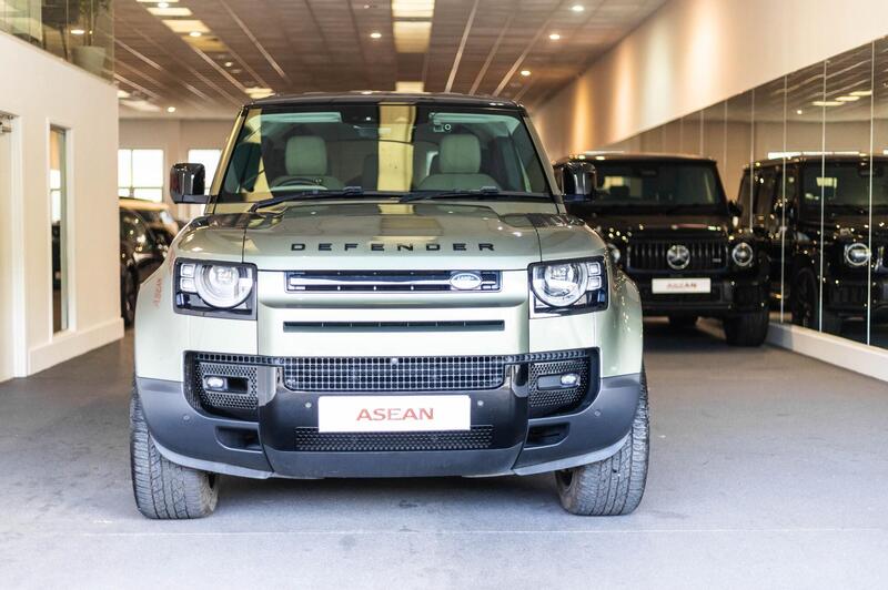 Land Rover Defender 110 view 4