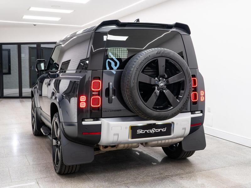 Land Rover Defender 90 view 6
