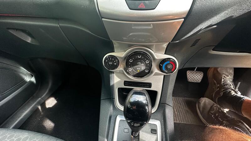 2012 Ford Fiesta — photo 15