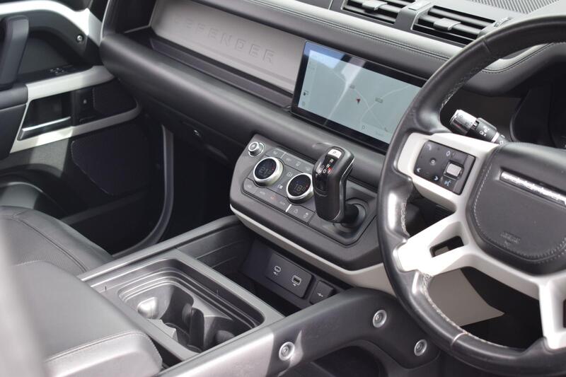 Land Rover Defender 90 view 7