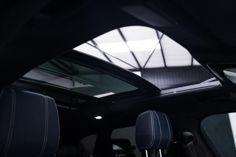 Land Rover Range Rover Velar view 4