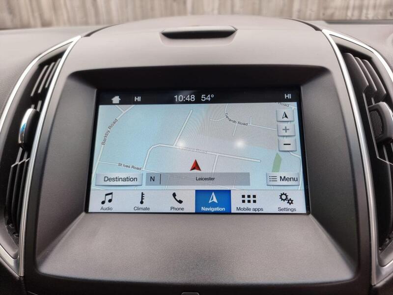 Ford Edge view 3