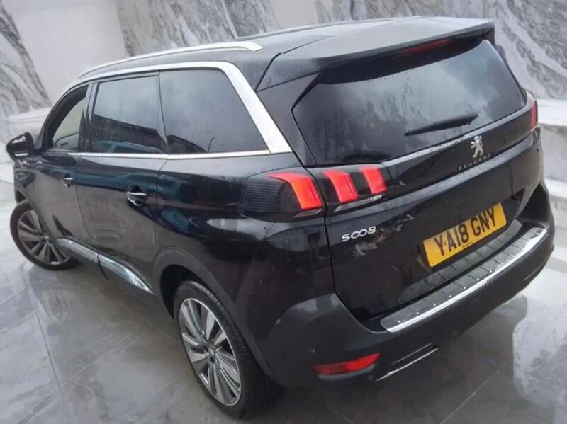 Peugeot 5008 view 2