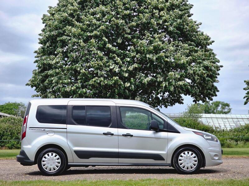 Ford Grand Tourneo Connect view 4
