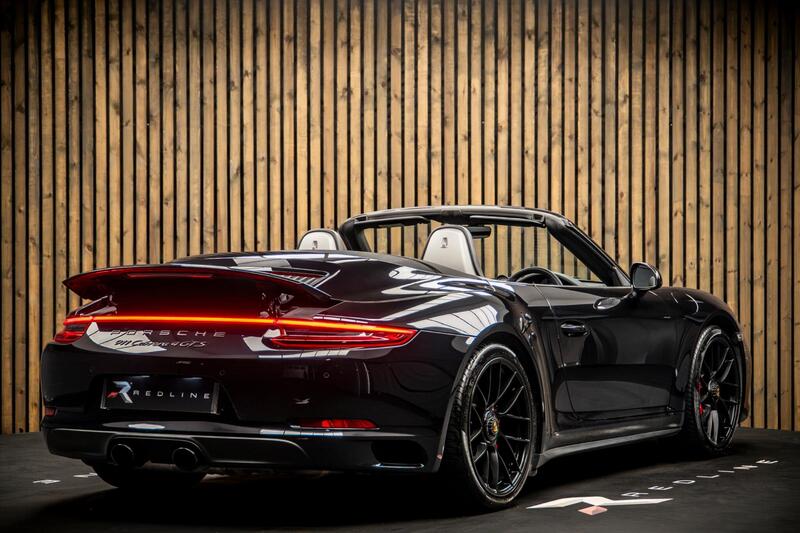Porsche 911 view 4