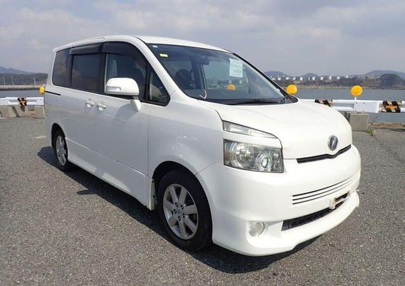 Toyota Voxy view 4