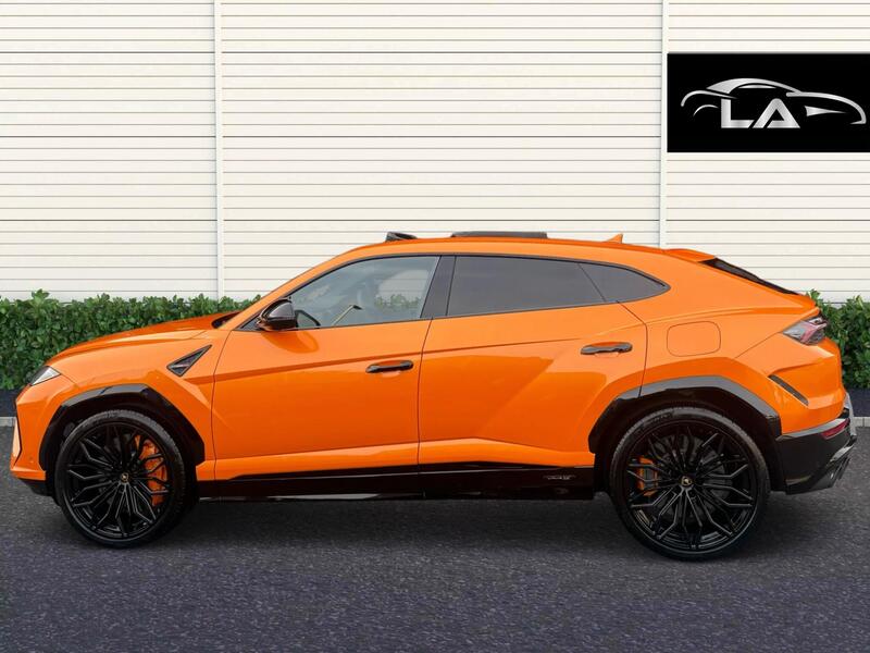 Lamborghini Urus view 3
