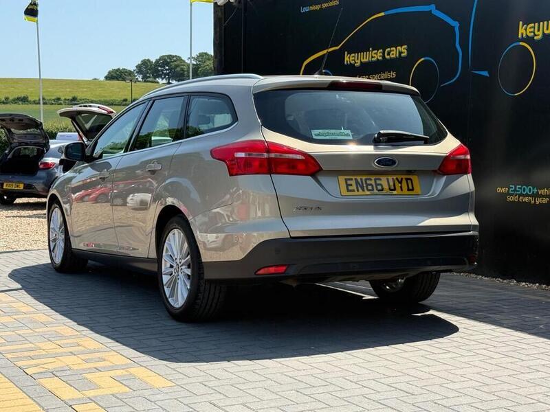 Ford Focus view 3