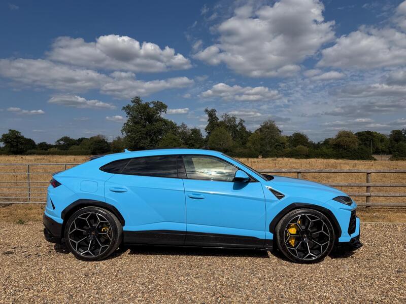 Lamborghini Urus view 3