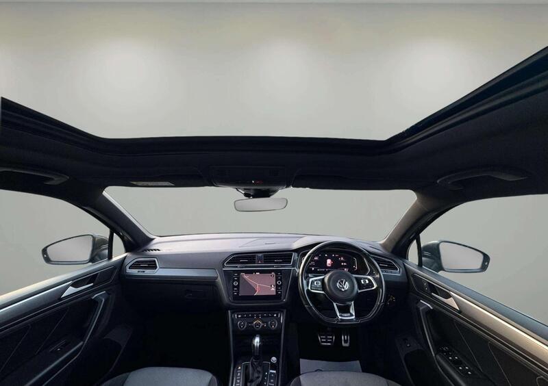 Volkswagen Tiguan view 4
