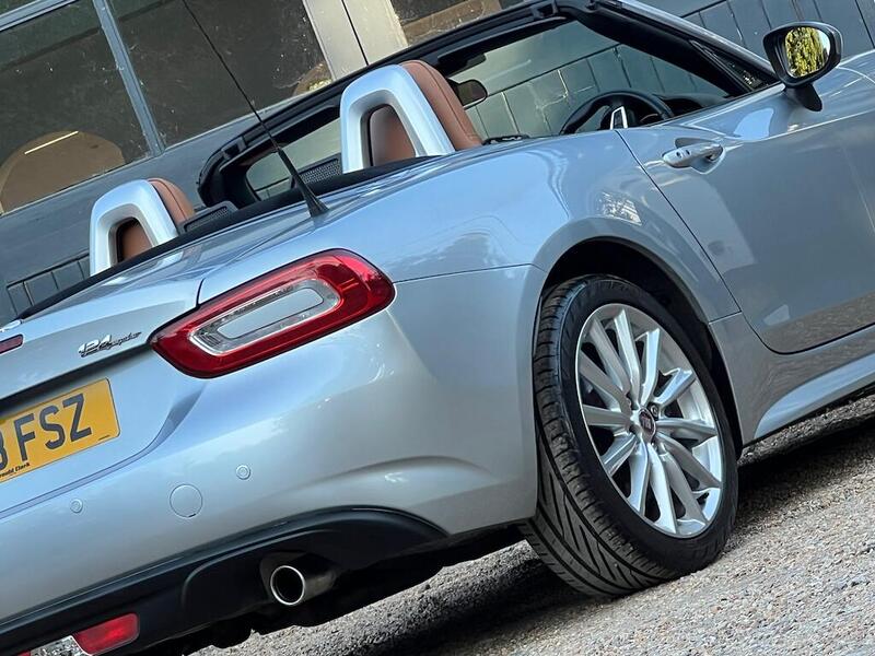Fiat 124 Spider view 5