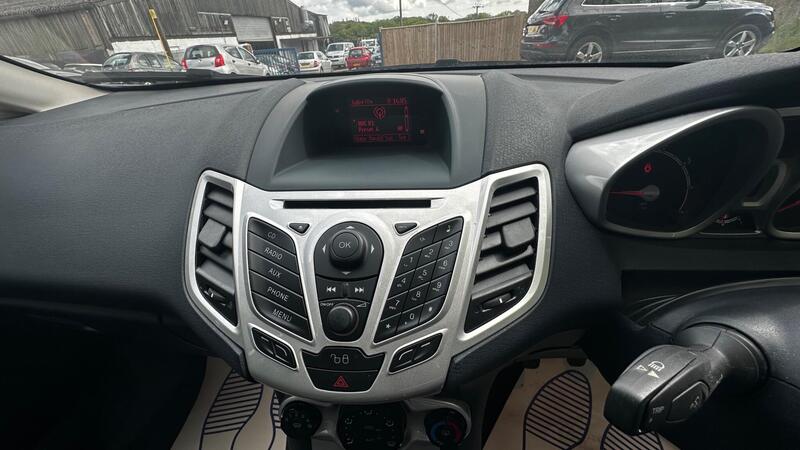 2012 Ford Fiesta — photo 11