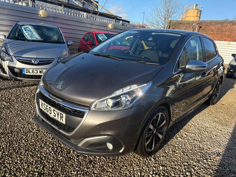 Peugeot 208 view 3