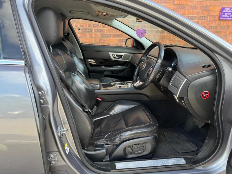 Jaguar XF view 12