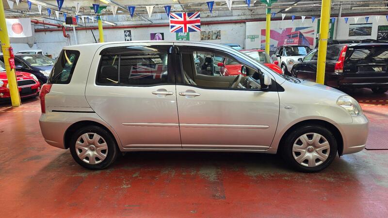 Toyota Raum view 28