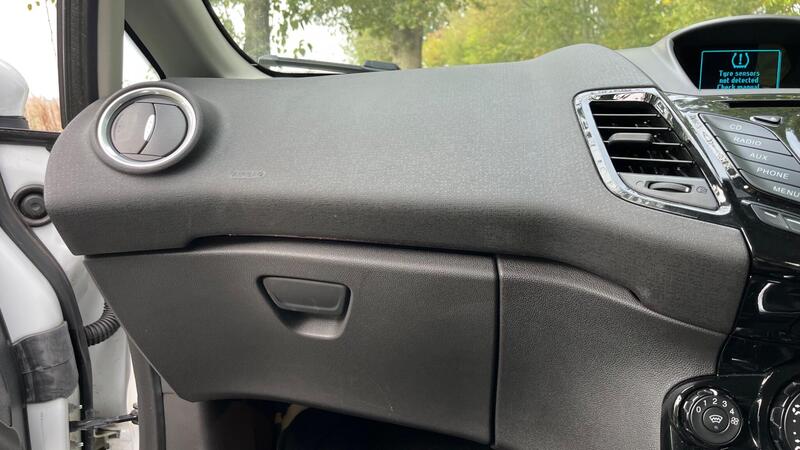 2015 Ford Fiesta — photo 40