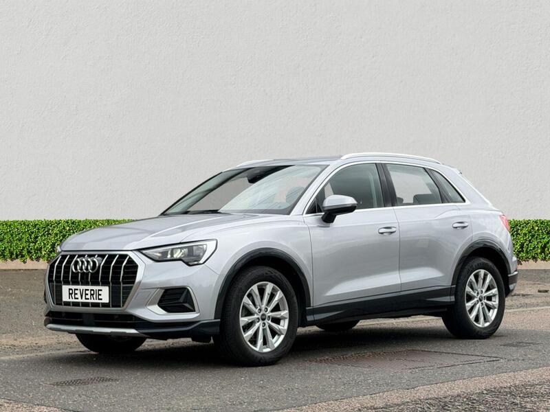 Audi Q3 view 3