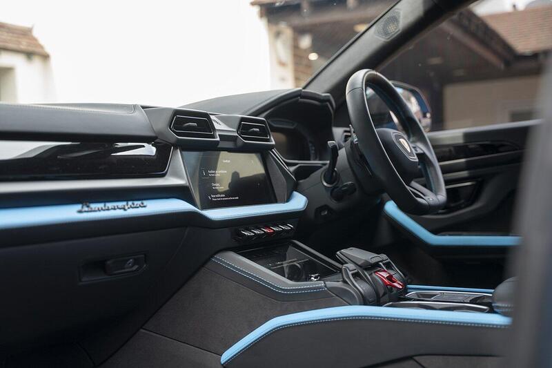 Lamborghini Urus view 7