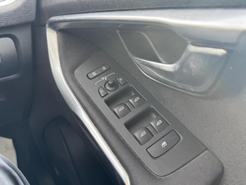 Volvo V40 Cross Country view 22