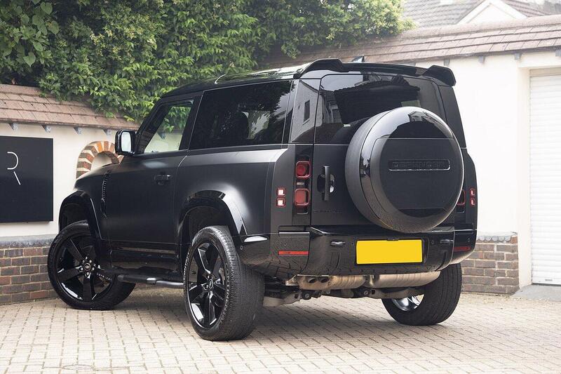 Land Rover Defender 90 view 4